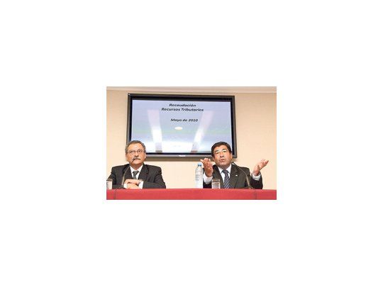 El titular de la AFIP, Ricardo Echegarary (izquierda), y el secretario de Hacienda, Juan Carlos Pezoa. Para ellos, la recaudación de mayo no se vio impulsada por la inflación.