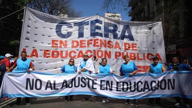 Pese a la masiva marcha educativa, Javier Milei vetó la ley de Financiamiento Universitario.