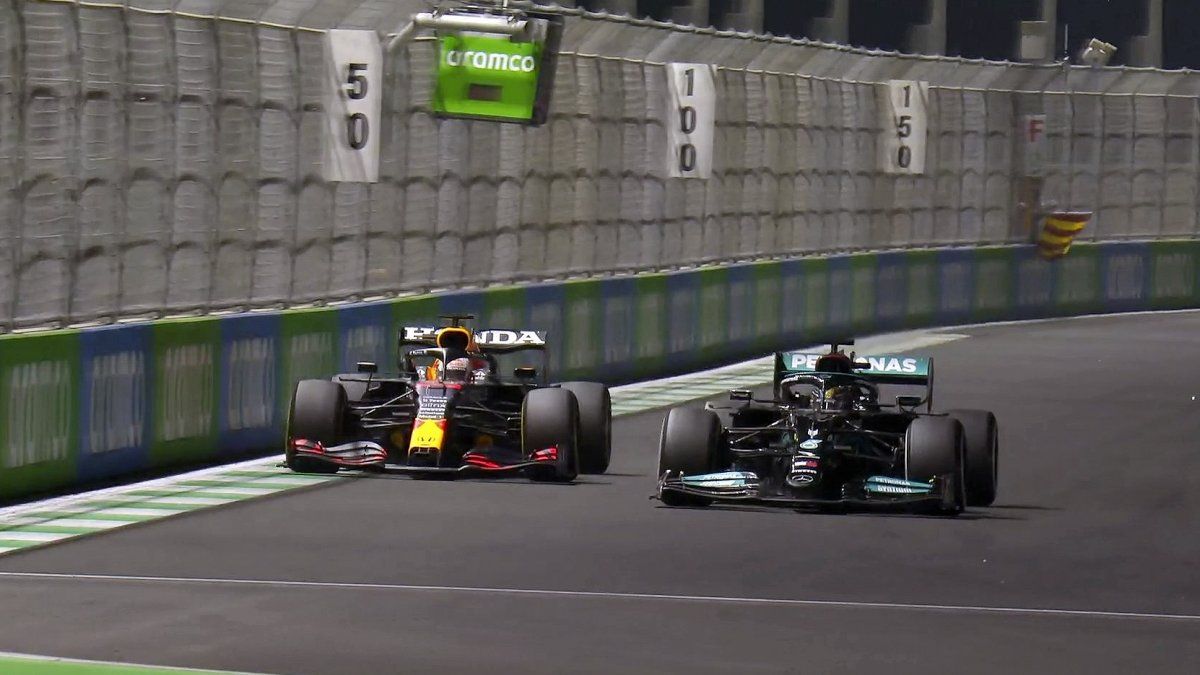 Final al rojo vivo en la F1: Hamilton pasó a Verstappen, ganó en Arabia y llegan iguales a la última