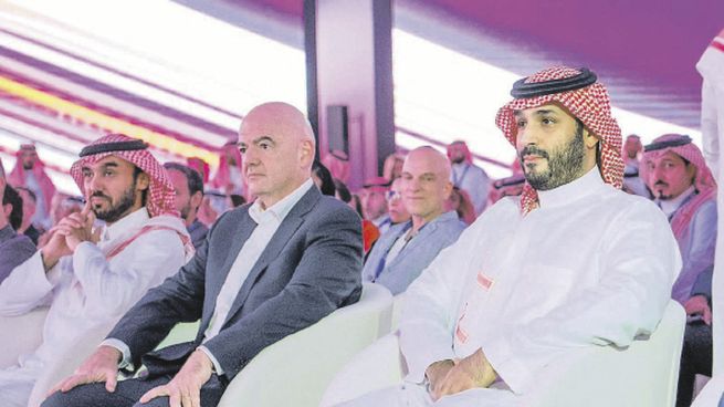 vocero. Infantino oficializó la elección del país asiático después de que haya sido el único candidato para quedarse con la edición del 2034. De este modo, será el regreso a Medio Oriente tras la experiencia de Qatar 2022.