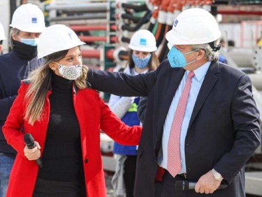 La titular de AySA, Malena Galmarini, junto al presidente Alberto Fernández al poner en marcha la tunelera Eva, en Bernal.&nbsp;