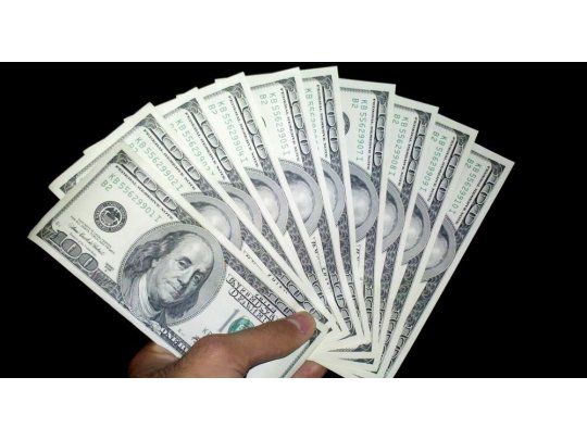 El dólar retrocedió a $ 15,40 y marcó su tercera baja semanal en fila
