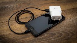 Cargar los celulares a la noche puede significar un riesgo para los dispositivos.  Cargar los celulares a la noche puede significar un riesgo para los dispositivos.
