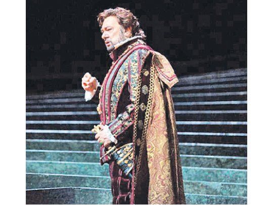 Plácido Domingo, de 74 años, debutó en el Metropolitan Opera House de Nueva York en el papel del barítono en “Ernani”.
