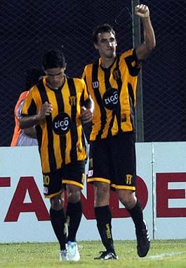 Pablo Caballero celebra su gol de penal.