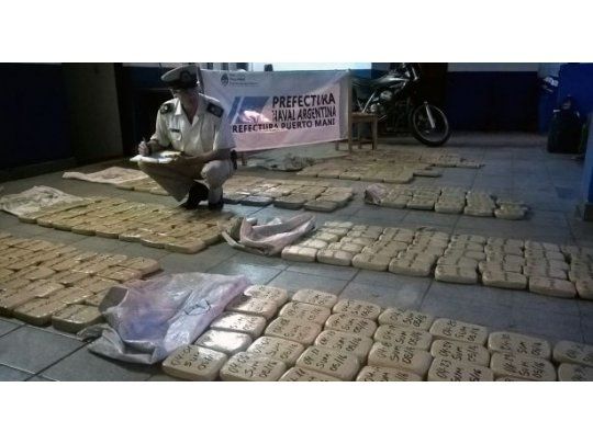 La droga estaba fraccionada en 194 panes y era trasladada en un bote por un ciudadano argentino.
