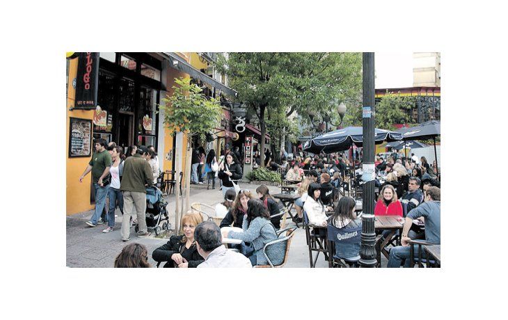 ámbito.com | En este momento la city porteña está repleta de brasileños, europeos (alemanes, españoles y británicos, sobre todo) y norteamericanos. Los centroamericanos siempre marcan presencia. Casi todos hacen la previa en bares, «after offices» o en sus lugares de