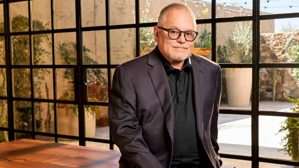 His parents were compulsive gamblers, he worked selling newspapers and was a war soldier: the story of the multimillionaire CEO of the web world