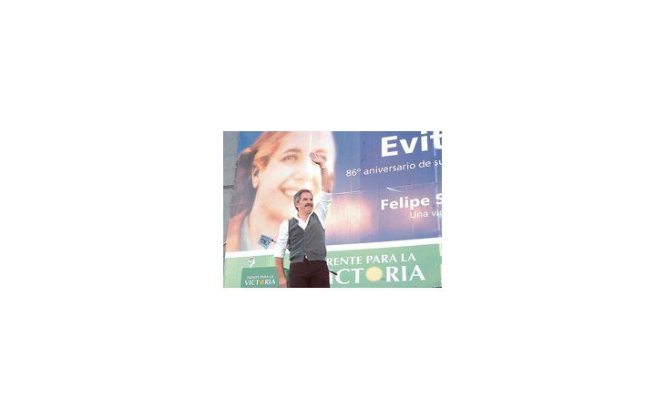ámbito.com | Felipe Solá, con la imagen de Eva Perón de fondo, saluda durante el acto que encabezó en Platense, donde llamó a presentar candidatos por el Frente para la Victoria, es decir, por fuera del PJ.