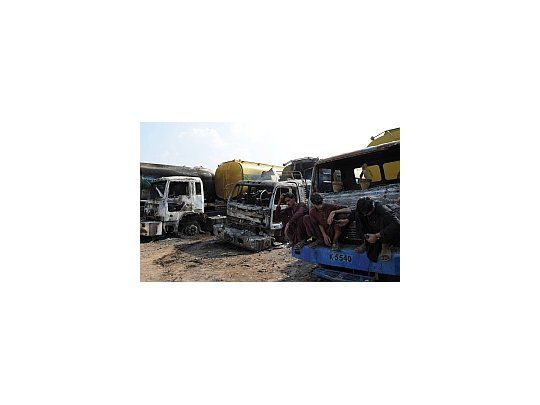 Insurgentes aliados a Al Qaeda destruyeron vehículos con provisiones para las tropas de EEUU en Afganistán