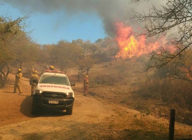 Los Bomberos continúan combatiendo las llamas en Córdoba.