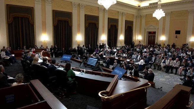 El primer día de audiencias comenzó con una dura acusación contra el expresidente Donald Trump. 