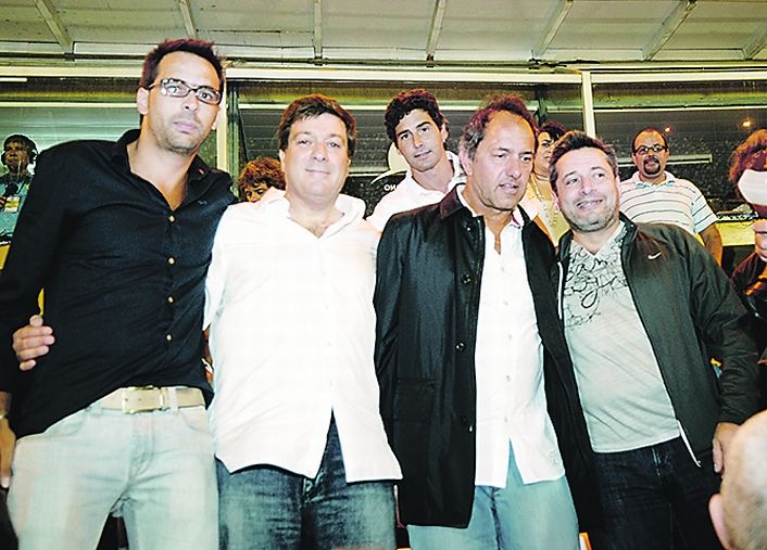 Intrigas y conspiraciones en la noche futbolera del sábado, en Mar del Plata. En un grupo, Daniel Scioli, su vice Gabriel Mariotto, el sindicalista Víctor Santa María y Santiago Carreras.