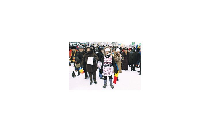 Manifestantes celebraron en Bucarest la renuncia del primer ministro de centroderecha, Emil Boc. En las redes sociales convocaban anoche a nuevas protestas para provocar la renuncia del presidente Traian Basescu.