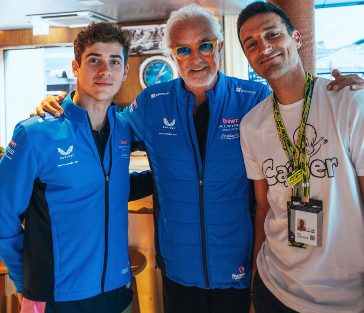 Franco Colapinto, Flavio Briatore y Lionel Scaloni, en los boxes de Alpine en Spa Francorchamps