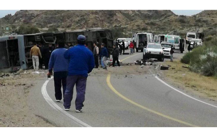 La cifra se elevó al hallar tres cadáveres bajo el colectivo y tras fallecer una menor que estaba internada