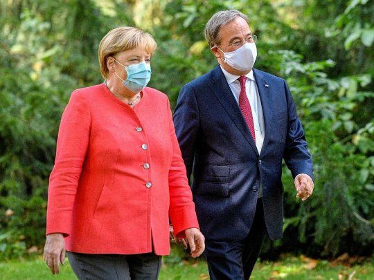 Armin Laschet junto a la canciller alemana, Angela Merkel.