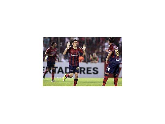 Juan Iturbe festeja uno de sus tantos. Detrás de él corre Roberto Nanni, también autor de dos goles en el partido.