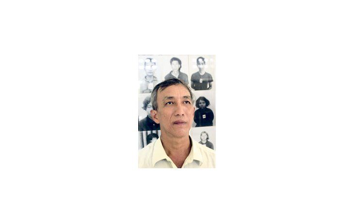 ámbito.com | Chieng Kea, un camboyano cuyo hermano fue prisionero de los jemeres rojos, posa en el museo del genocidio Tuol Steng. El rostro de su hermano está justo arriba de Chieng.