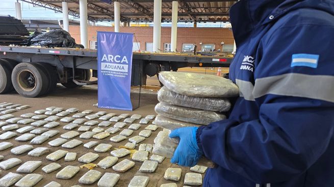 La Aduana incautó 700 kilos de marihuana. 