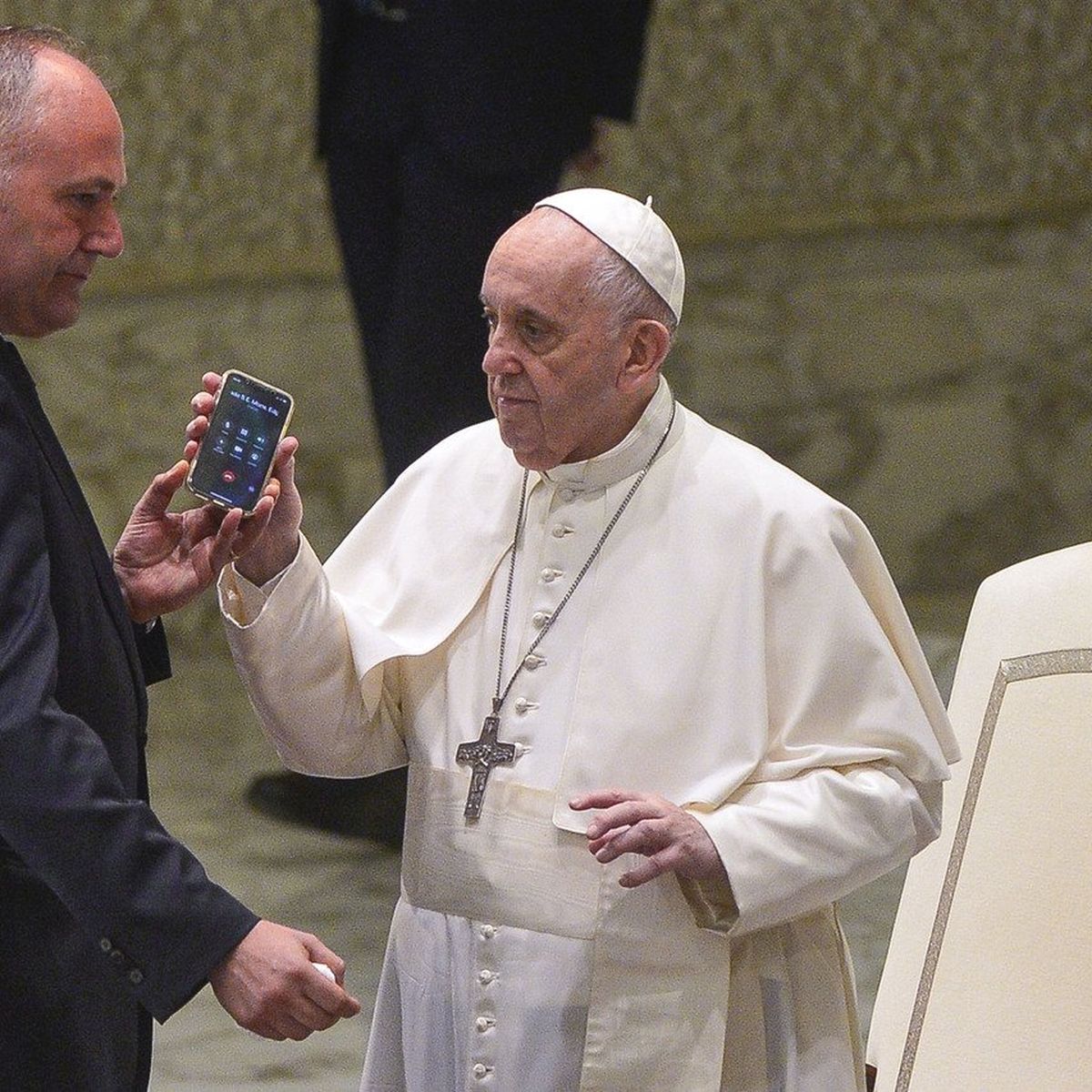 El papa Francisco interrumpió la Audiencia General para atender una llamada  urgente