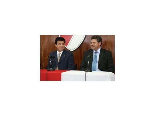 Solassi, junto a Passarella: Habla mucho, consulta.