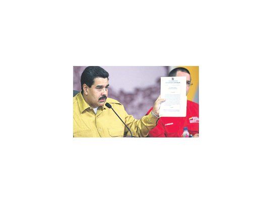El presidente Nicolás Maduro enseñó  la orden para que el Gobierno pase a “controlar” desde “la fábrica hasta la venta de vehículos”, poco antes que el corte de luz interrumpiera su conferencia de prensa.