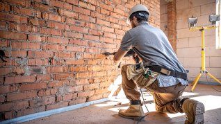 Trabajaba como albañil, pero la vida lo sorprendió con un premio millonario. Trabajaba como albañil, pero la vida lo sorprendió con un premio millonario.