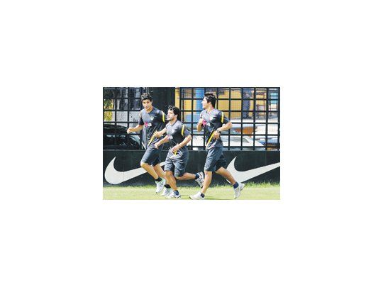 Blandi, Rivero y Roncaglia, en el entrenamiento que ayer realizó Boca con vistas al partido del domingo ante Racing.
