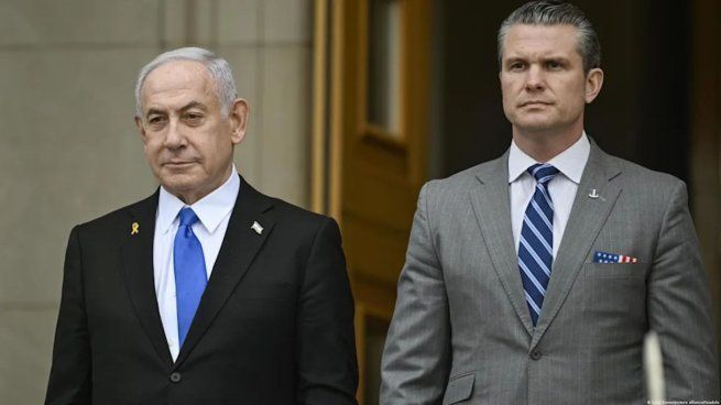 Benjamín Netanyahu recibe a Pete Hegseth en medio de la tensión política en Israel.
