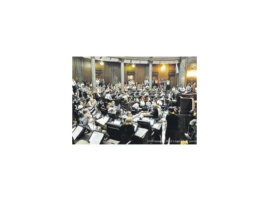 En la última sesión del año y cuando hoy asumen los nuevos legisladores porteños, el PRO concedió leyes a la oposición y logró aprobar el sistema de boleta única para las elecciones y también un perdón a empresarios del juego.