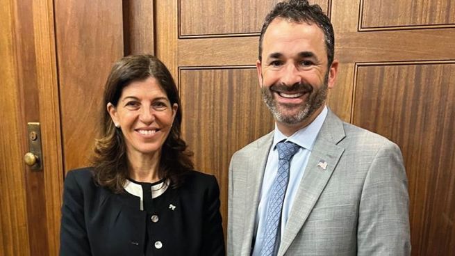 Florencia Misrahi junto a Daniel Werfel, del IRS de Estados Unidos.