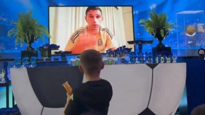 El Dibu Martíneza entra&nbsp; en escena en un video saludando a su hijo Santiago, que cumplió 6 años. Después, cuando Lionel Messi y otros jugadores aparecen para saludarlo la fiesta se alborotó por completo.