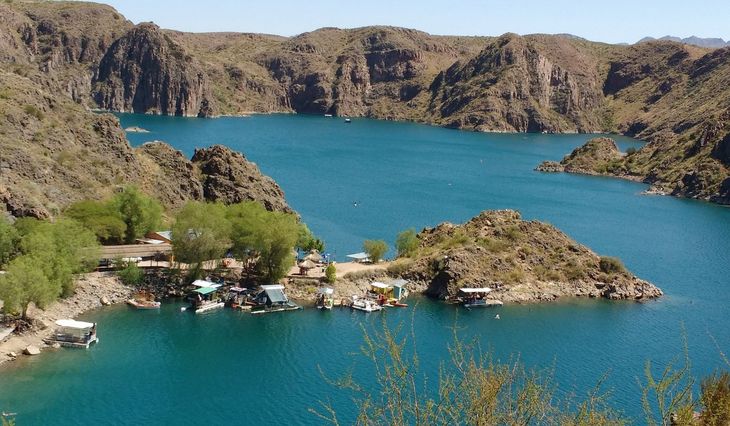 El Cañón del Atuel, donde la montaña y agua se unen. A través de los embalses se puede recorrer este espejo de agua de la provinicia El Cañón del Atuel, donde la montaña y agua se unen. A través de los embalses se puede recorrer este espejo de agua de la provinicia