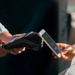 Las billeteras digitales toman fuerza entre viajeros que buscan evitar el dólar en efectivo. Las billeteras digitales toman fuerza entre viajeros que buscan evitar el dólar en efectivo.