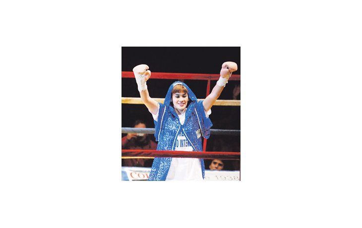 ámbito.com | Los brazos en alto, el gesto triunfante de la «Tigresa» Acuña. Una imagen que se repitió a lo largo de una vasta y exitosa carrera como boxeadora.
