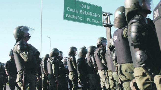 Gendarmeria 2 (Ignacio Petunchi).jpg