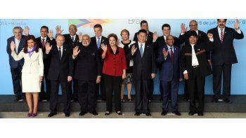 ámbito.com | Cristina de Kirchner posa junto al resto de los mandatarios para la foto oficial de la cumbre Unasur-Brics.