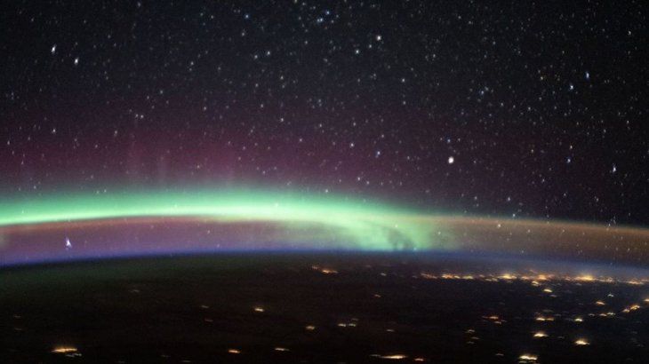 En la foto se ven en simultaneo&nbsp;la aurora boreal y la luminiscencia nocturna.