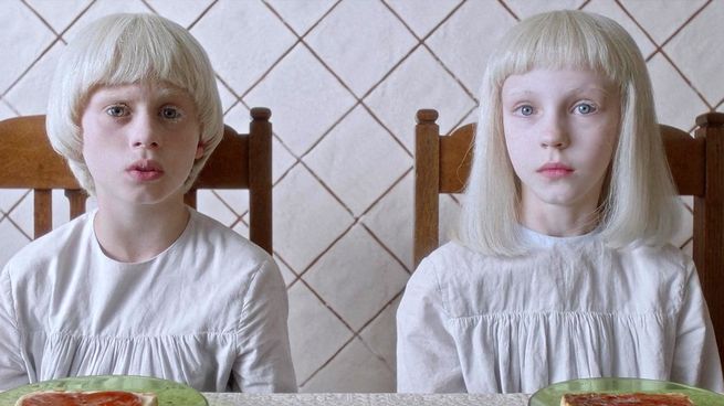 Netflix: She lost her pregnancy and decided to adopt two little brothers who little by little immerse her in a limbo of sinister games