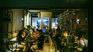 El antiguo garaje de Colegiales que se convirtió en restaurante con vinilos, cocina creativa y vinos de baja intervención.
