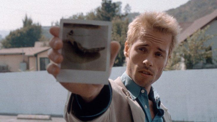 Guy Pearce protagonizó Memento. Guy Pearce protagonizó Memento.