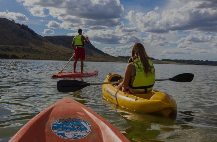 Kayak, pesca y trekking son algunas de las actividades que se pueden hacer en la zona. Kayak, pesca y trekking son algunas de las actividades que se pueden hacer en la zona.