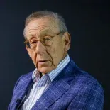 Gracias a su ambición y visión, consiguió empezar desde abajo hasta convertirse en un multimillonario mundialmente conocido. Gracias a su ambición y visión, consiguió empezar desde abajo hasta convertirse en un multimillonario mundialmente conocido.