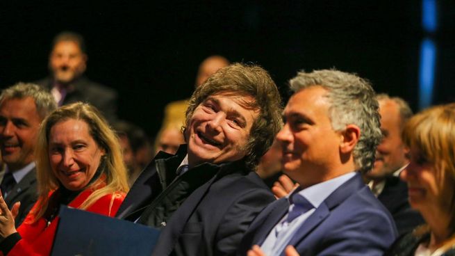 Javier Milei y Sebastián Pareja, actores centrales del acto de LLA en La Plata.