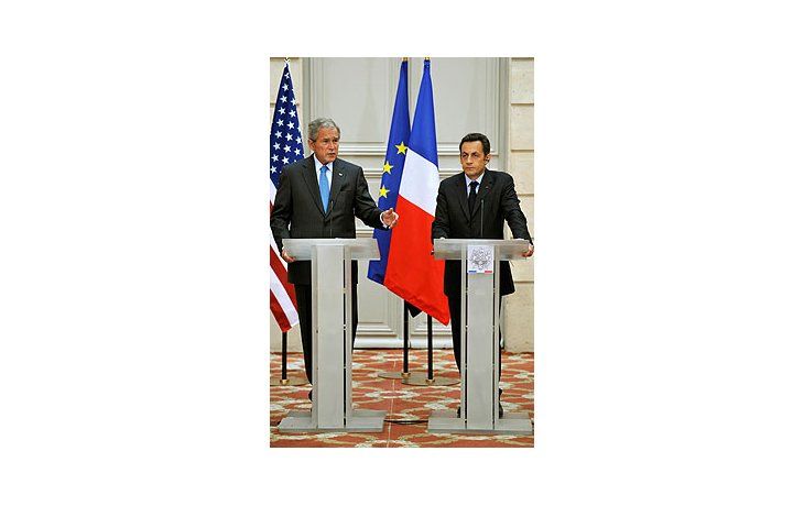 George W. Bush y Nicolás Sarkozy.