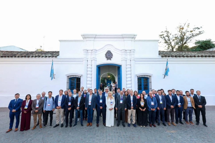 Los intendentes e intendentas del COFEIN frente al Museo Casa Histórica de la Independencia. Los intendentes e intendentas del COFEIN frente al Museo Casa Histórica de la Independencia.