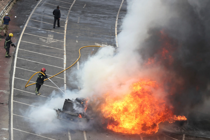 Bomberos trabajando tras la explosión de la pipa de gas LP en Puente de la Concordia.