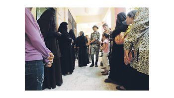 Mujeres aguardan a emitir el sufragio y le dejan paso a un militar, en un centro de votación en El Cairo. El escrutinio se presenta complejo en un país poco habituado a elegir presidente.