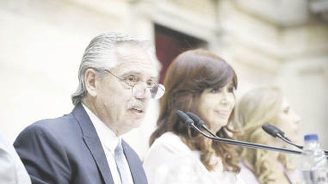 Palcos. Alberto Fernández y Cristina de Kirchner compartieron el estrado. Al lado Rosatti y Rosenkrantz.